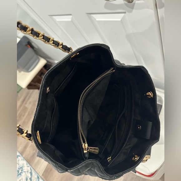 Michael Kors black quilted handbag with gold chain - Picture 3 of 4